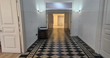 RENT:Renovated Commercial Building in the Heart of the Old Town