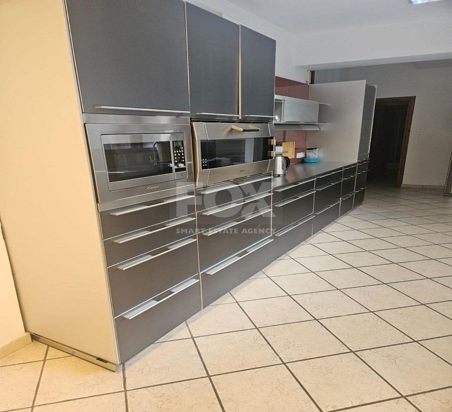 RENT:Renovated Commercial Building in the Heart of the Old Town