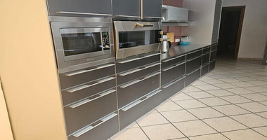 RENT:Renovated Commercial Building in the Heart of the Old Town