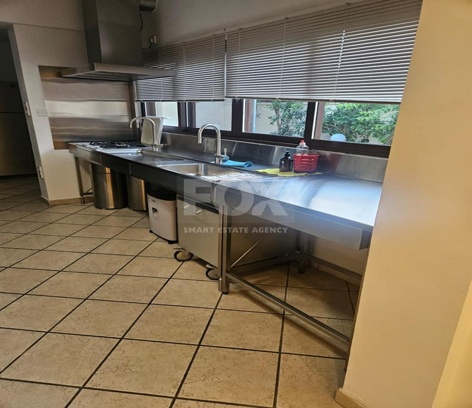 RENT:Renovated Commercial Building in the Heart of the Old Town