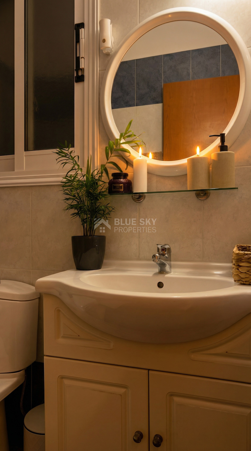 For sale Modern one bedroom Apartment with Covered Parking & Title Deed – Universal, Paphos