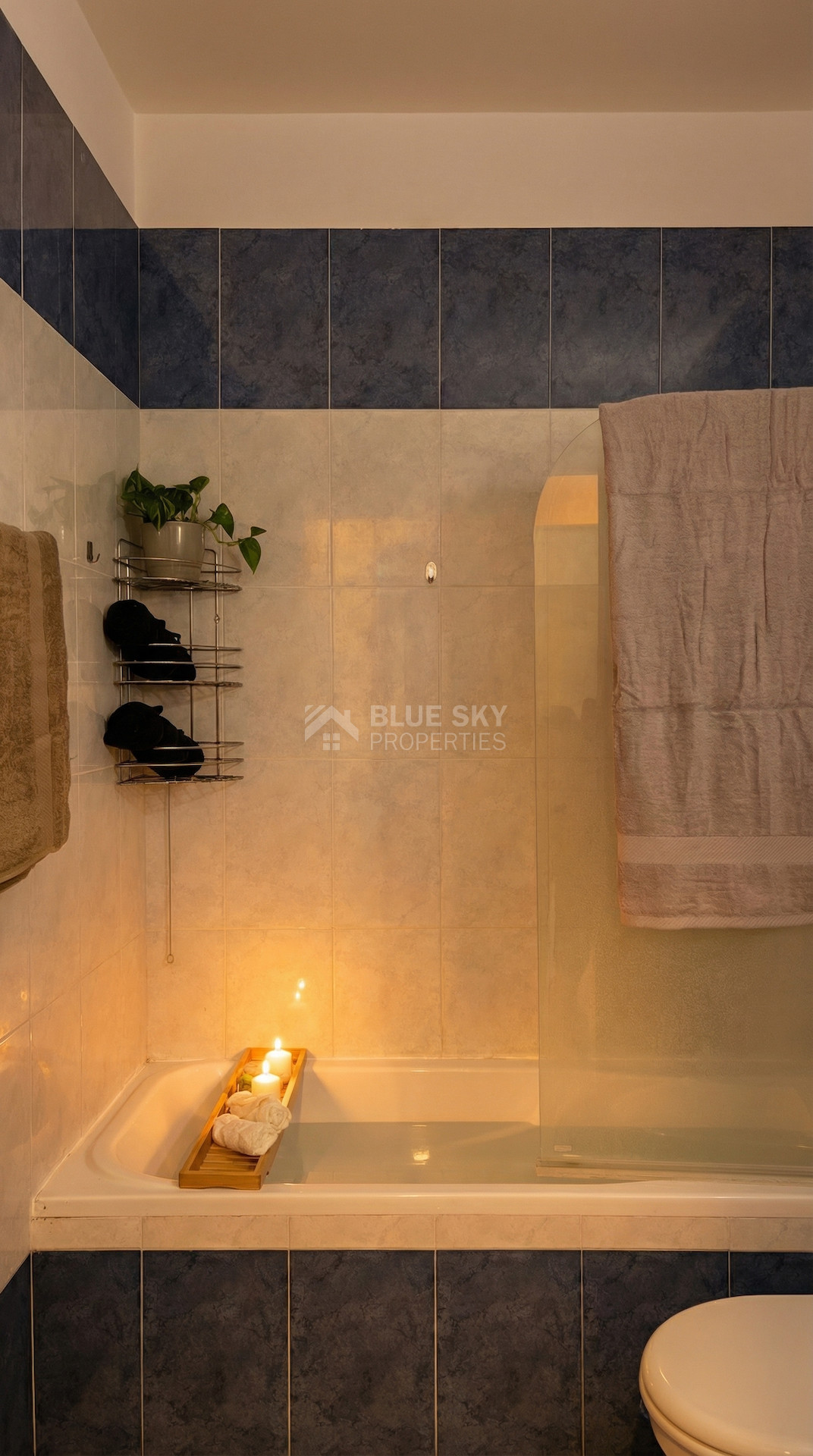 For sale Modern one bedroom Apartment with Covered Parking & Title Deed – Universal, Paphos