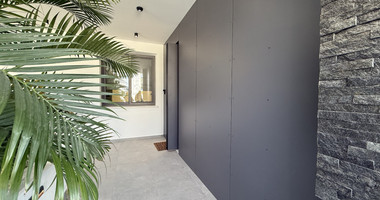 RENT LUXURY FURNISHED 4 BEDROOM BUNGALOW FULLY EQUIPPED THROUGHOUT WITH LARGE SWIMMING POOL AND BBQ AREAS.