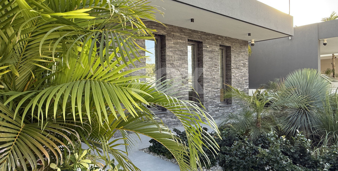 RENT LUXURY FURNISHED 4 BEDROOM BUNGALOW FULLY EQUIPPED THROUGHOUT WITH LARGE SWIMMING POOL AND BBQ AREAS.