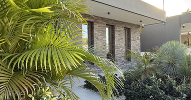 RENT LUXURY FURNISHED 4 BEDROOM BUNGALOW FULLY EQUIPPED THROUGHOUT WITH LARGE SWIMMING POOL AND BBQ AREAS.