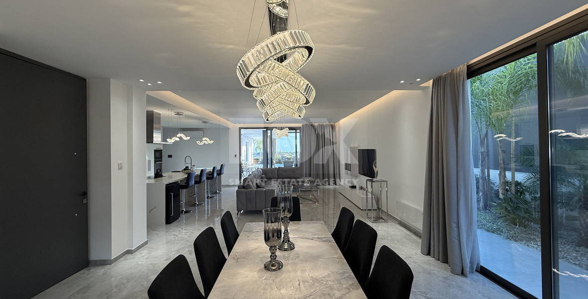 RENT LUXURY FURNISHED 4 BEDROOM BUNGALOW FULLY EQUIPPED THROUGHOUT WITH LARGE SWIMMING POOL AND BBQ AREAS.