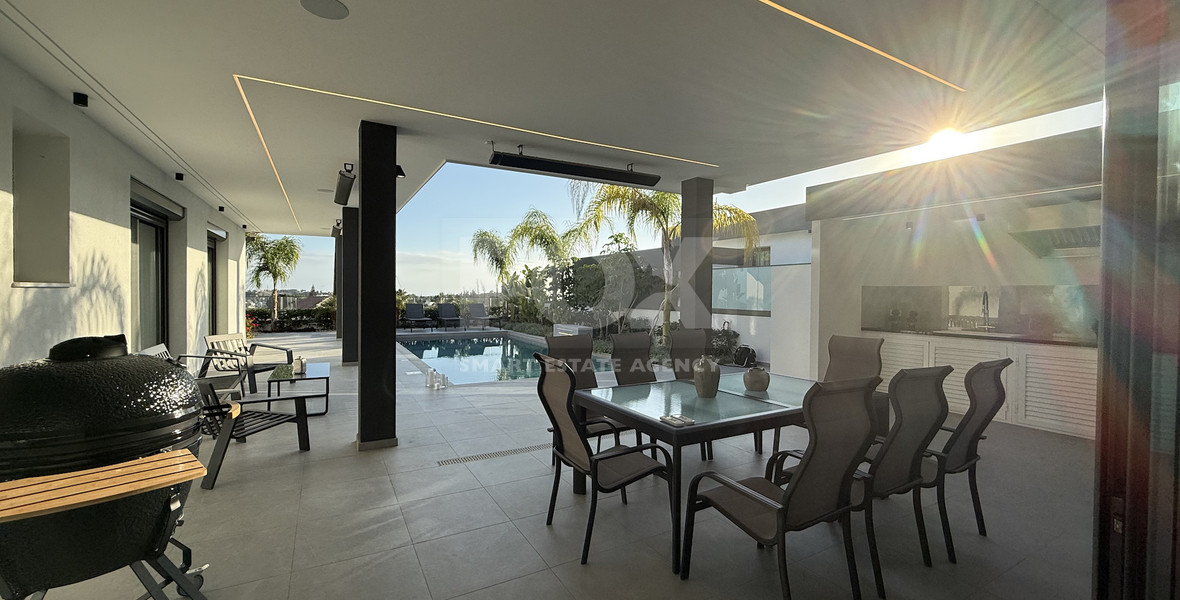 RENT LUXURY FURNISHED 4 BEDROOM BUNGALOW FULLY EQUIPPED THROUGHOUT WITH LARGE SWIMMING POOL AND BBQ AREAS.