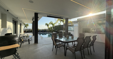 RENT LUXURY FURNISHED 4 BEDROOM BUNGALOW FULLY EQUIPPED THROUGHOUT WITH LARGE SWIMMING POOL AND BBQ AREAS.