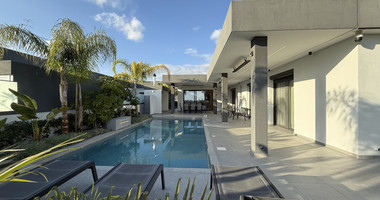 RENT LUXURY FURNISHED 4 BEDROOM BUNGALOW FULLY EQUIPPED THROUGHOUT WITH LARGE SWIMMING POOL AND BBQ AREAS.