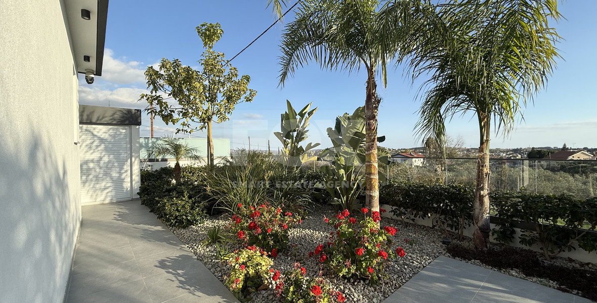 RENT LUXURY FURNISHED 4 BEDROOM BUNGALOW FULLY EQUIPPED THROUGHOUT WITH LARGE SWIMMING POOL AND BBQ AREAS.