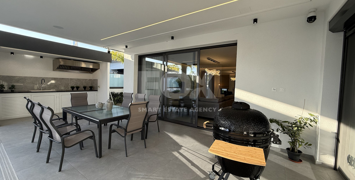 RENT LUXURY FURNISHED 4 BEDROOM BUNGALOW FULLY EQUIPPED THROUGHOUT WITH LARGE SWIMMING POOL AND BBQ AREAS.