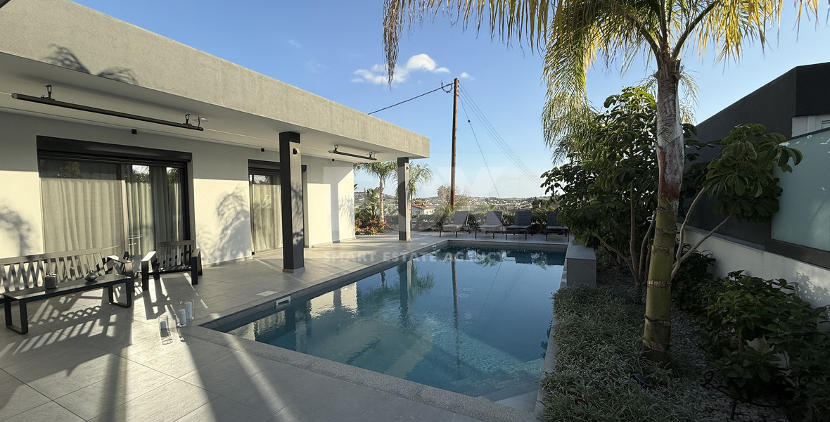 RENT LUXURY FURNISHED 4 BEDROOM BUNGALOW FULLY EQUIPPED THROUGHOUT WITH LARGE SWIMMING POOL AND BBQ AREAS.