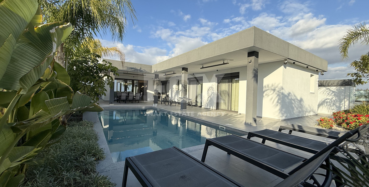 RENT LUXURY FURNISHED 4 BEDROOM BUNGALOW FULLY EQUIPPED THROUGHOUT WITH LARGE SWIMMING POOL AND BBQ AREAS.