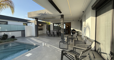 RENT LUXURY FURNISHED 4 BEDROOM BUNGALOW FULLY EQUIPPED THROUGHOUT WITH LARGE SWIMMING POOL AND BBQ AREAS.