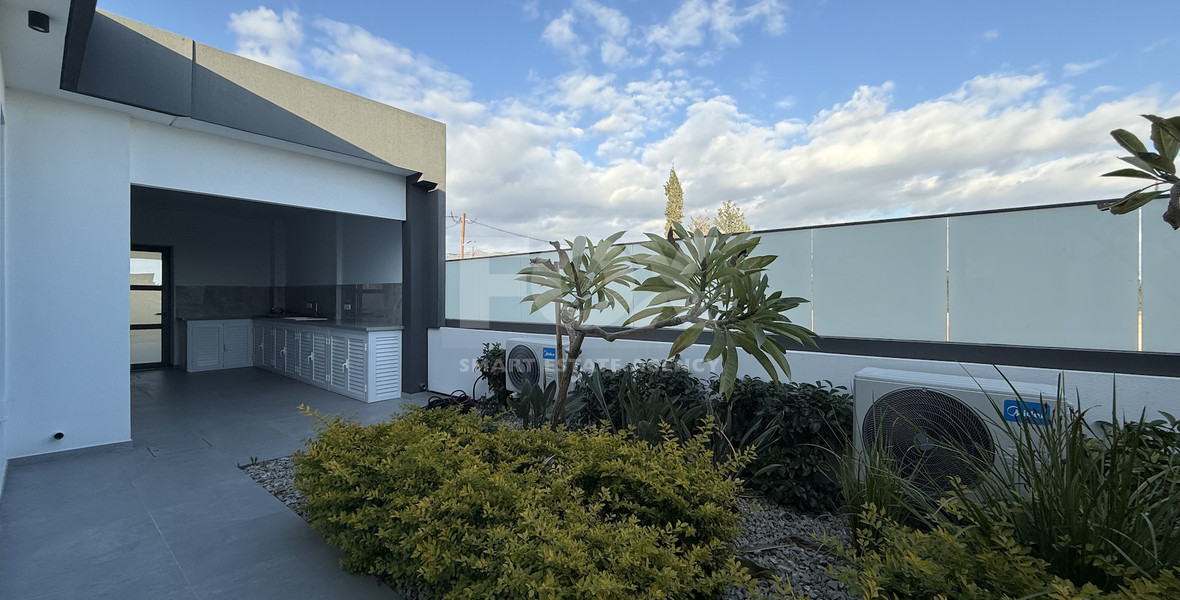 RENT LUXURY FURNISHED 4 BEDROOM BUNGALOW FULLY EQUIPPED THROUGHOUT WITH LARGE SWIMMING POOL AND BBQ AREAS.