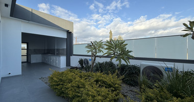 RENT LUXURY FURNISHED 4 BEDROOM BUNGALOW FULLY EQUIPPED THROUGHOUT WITH LARGE SWIMMING POOL AND BBQ AREAS.