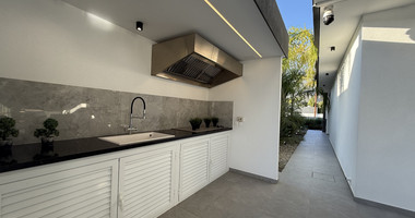 RENT LUXURY FURNISHED 4 BEDROOM BUNGALOW FULLY EQUIPPED THROUGHOUT WITH LARGE SWIMMING POOL AND BBQ AREAS.