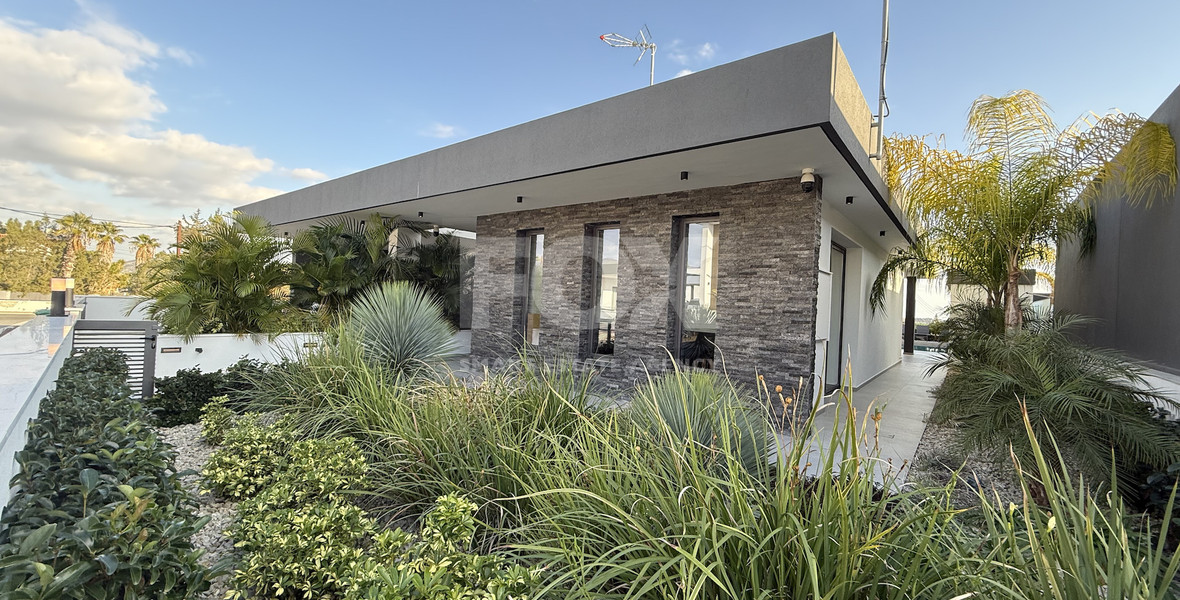 RENT LUXURY FURNISHED 4 BEDROOM BUNGALOW FULLY EQUIPPED THROUGHOUT WITH LARGE SWIMMING POOL AND BBQ AREAS.