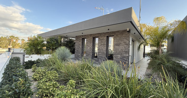 RENT LUXURY FURNISHED 4 BEDROOM BUNGALOW FULLY EQUIPPED THROUGHOUT WITH LARGE SWIMMING POOL AND BBQ AREAS.