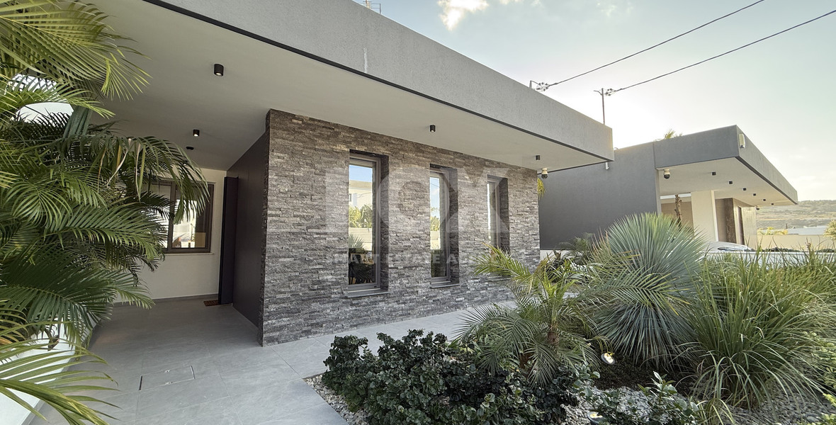 RENT LUXURY FURNISHED 4 BEDROOM BUNGALOW FULLY EQUIPPED THROUGHOUT WITH LARGE SWIMMING POOL AND BBQ AREAS.