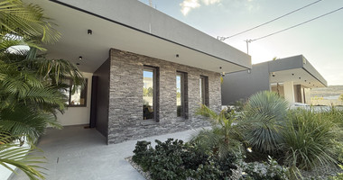 RENT LUXURY FURNISHED 4 BEDROOM BUNGALOW FULLY EQUIPPED THROUGHOUT WITH LARGE SWIMMING POOL AND BBQ AREAS.