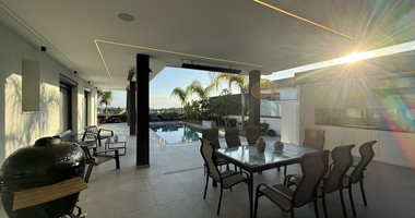 RENT LUXURY FURNISHED 4 BEDROOM BUNGALOW FULLY EQUIPPED THROUGHOUT WITH LARGE SWIMMING POOL AND BBQ AREAS.