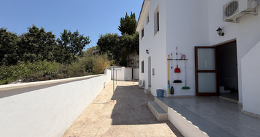Luxury Detached four Bedroom House with unobstructed sea views and private swimming pool located in Tsada, Pafos for sale.