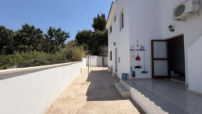 Luxury Detached four Bedroom House with unobstructed sea views and private swimming pool located in Tsada, Pafos for sale.