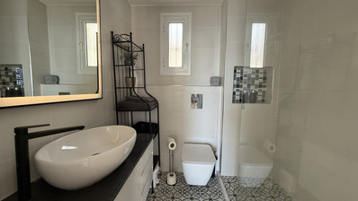 Rent: Renovated, fully furnished two bedroom ground floor apartment in the Amathusia area of Limassol, offering panoramic sea views.