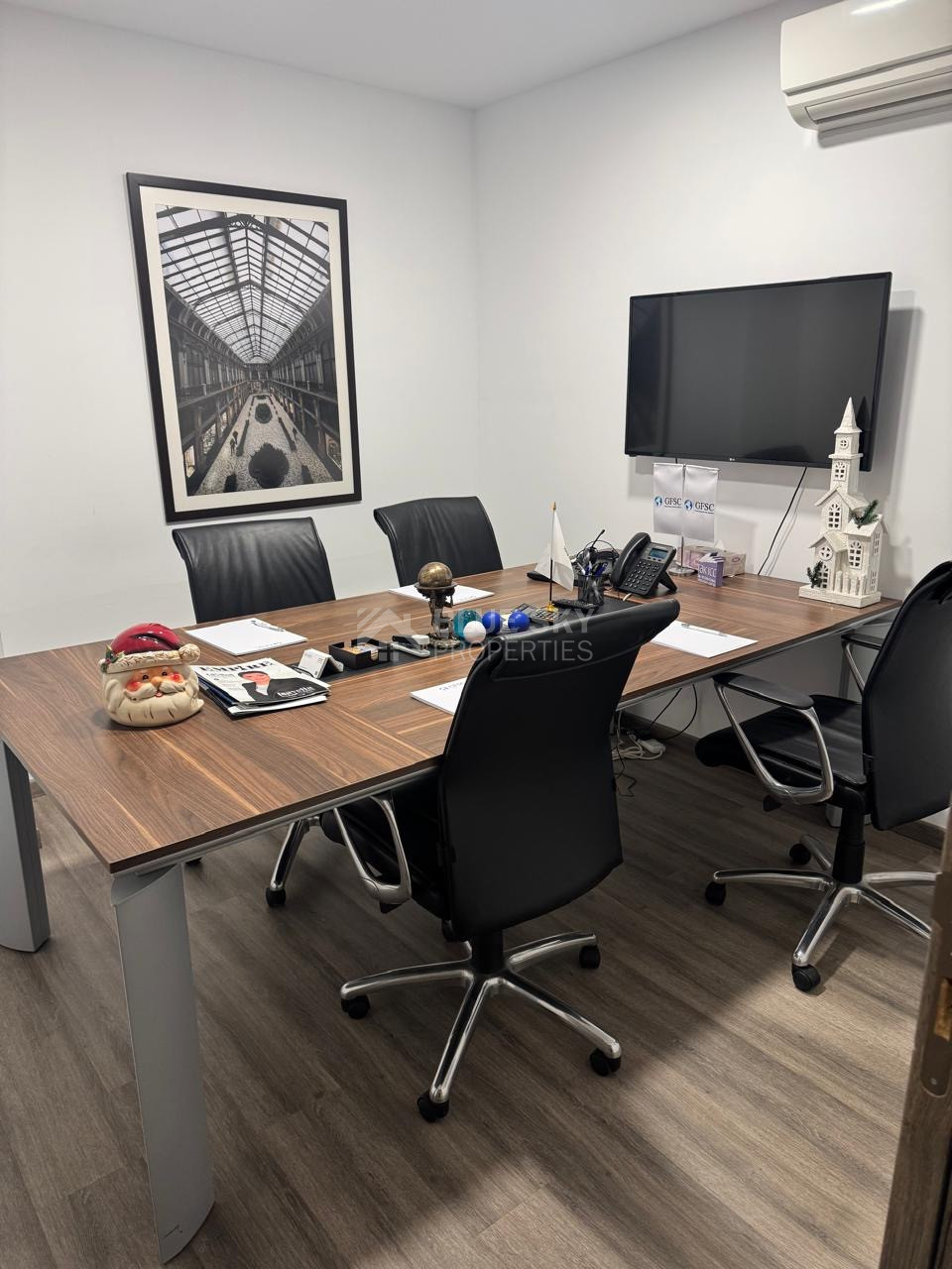 Office for Rent 250m2 in Agia Zoni