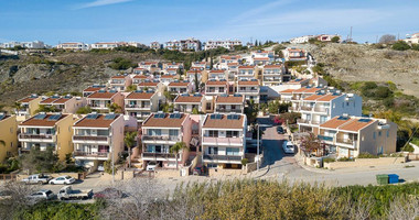 Two-Bedroom Ground Floor Apartment with Yard and Sea View in Chloraka, Paphos