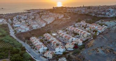 Two-Bedroom Ground Floor Apartment with Yard and Sea View in Chloraka, Paphos