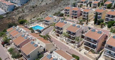 Two-Bedroom Ground Floor Apartment with Yard and Sea View in Chloraka, Paphos