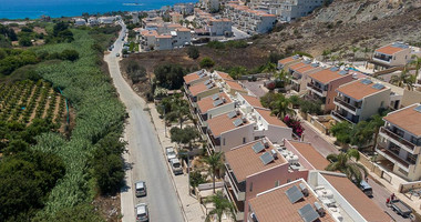 Two-Bedroom Ground Floor Apartment with Yard and Sea View in Chloraka, Paphos