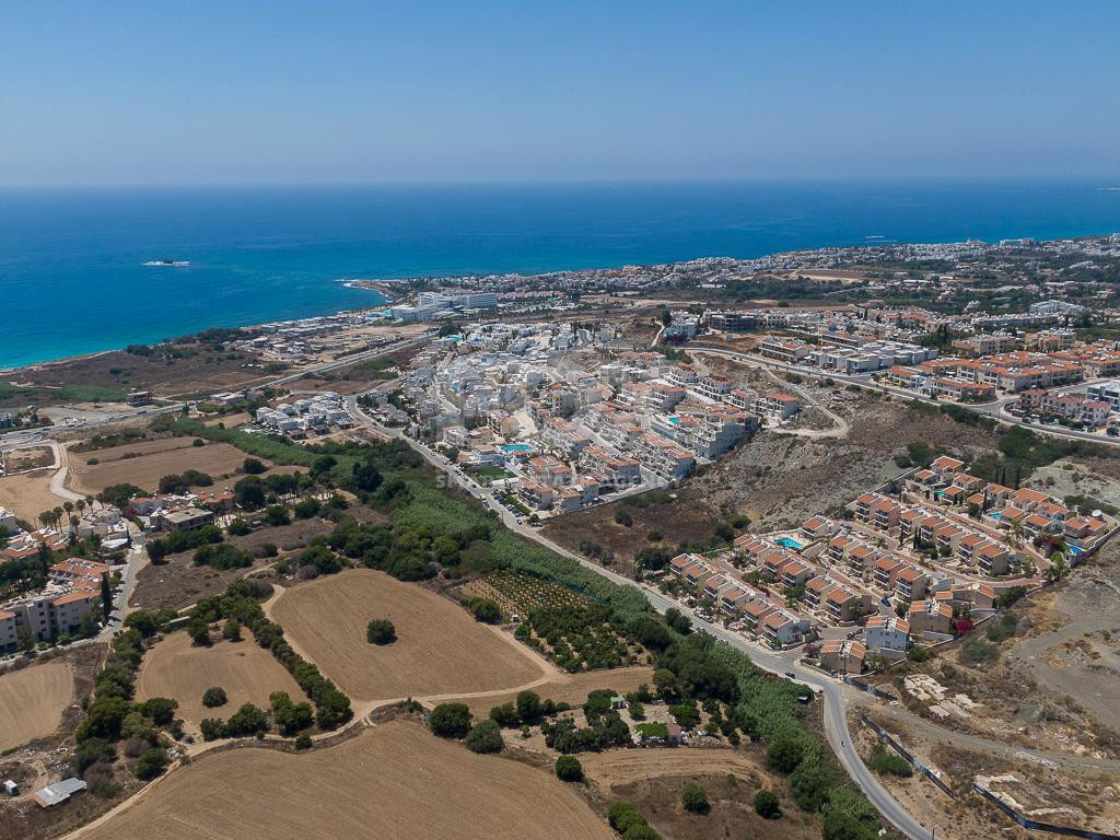 Two-Bedroom Ground Floor Apartment with Yard and Sea View in Chloraka, Paphos