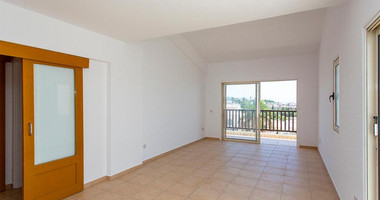 Two-Bedroom Ground Floor Apartment with Yard and Sea View in Chloraka, Paphos