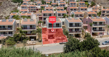 Two-Bedroom Ground Floor Apartment with Yard and Sea View in Chloraka, Paphos