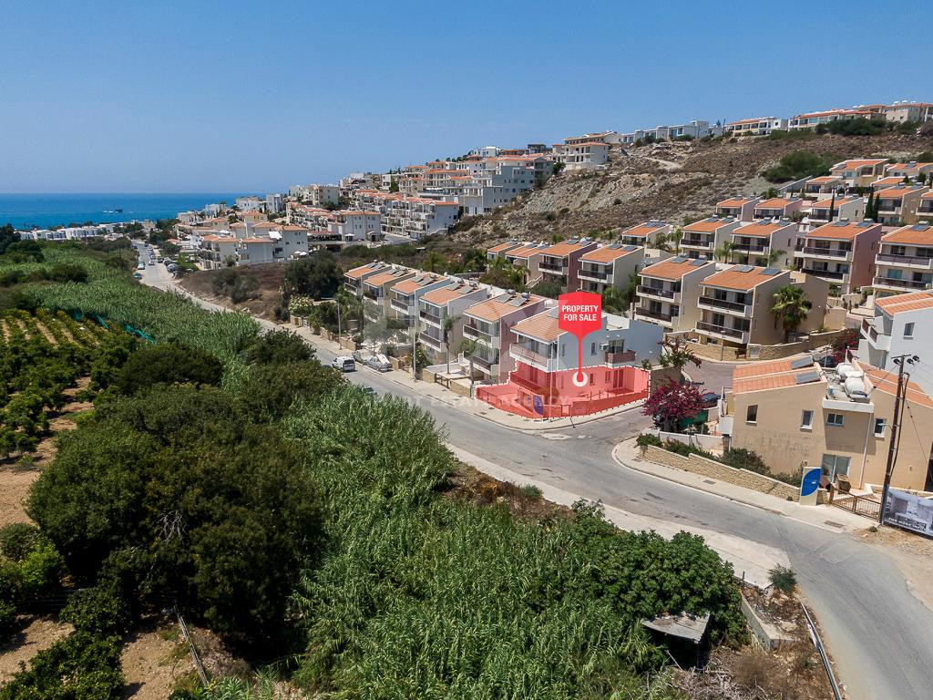 Two-Bedroom Ground Floor Apartment with Yard and Sea View in Chloraka, Paphos