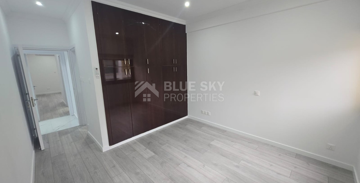 Modern Fully Furnished Three-Bedroom En-Suite Apartment in Gated Beachfront Complex: 60m to the Beach