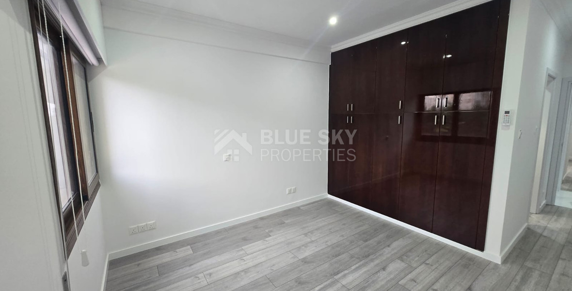 Modern Fully Furnished Three-Bedroom En-Suite Apartment in Gated Beachfront Complex: 60m to the Beach