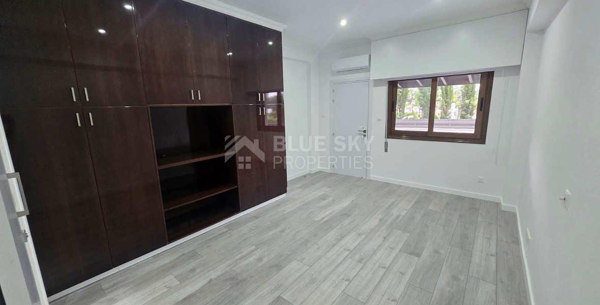 Modern Fully Furnished Three-Bedroom En-Suite Apartment in Gated Beachfront Complex: 60m to the Beach