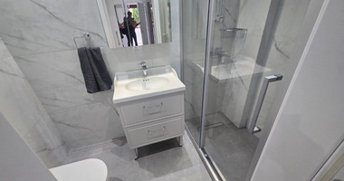 Modern Fully Furnished Three-Bedroom En-Suite Apartment in Gated Beachfront Complex: 60m to the Beach