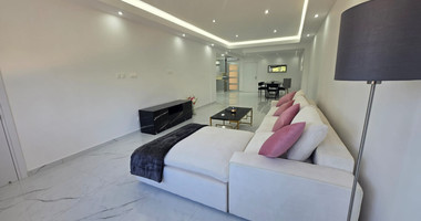 Modern Fully Furnished Three-Bedroom En-Suite Apartment in Gated Beachfront Complex: 60m to the Beach