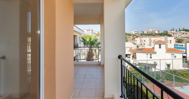 Bright Apartment with two bedroom with separate title deed in Chloraka, for sale
