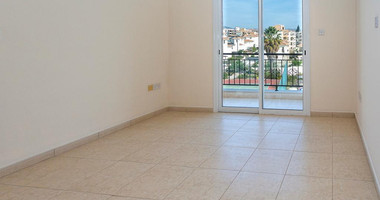 Bright Apartment with two bedroom with separate title deed in Chloraka, for sale