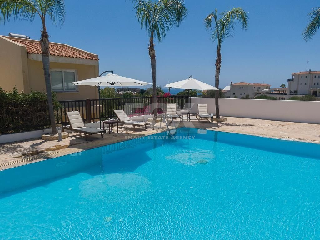 Spacious two Bedroom Apartment with Yard and Parking in Chloraka, Paphos for sale