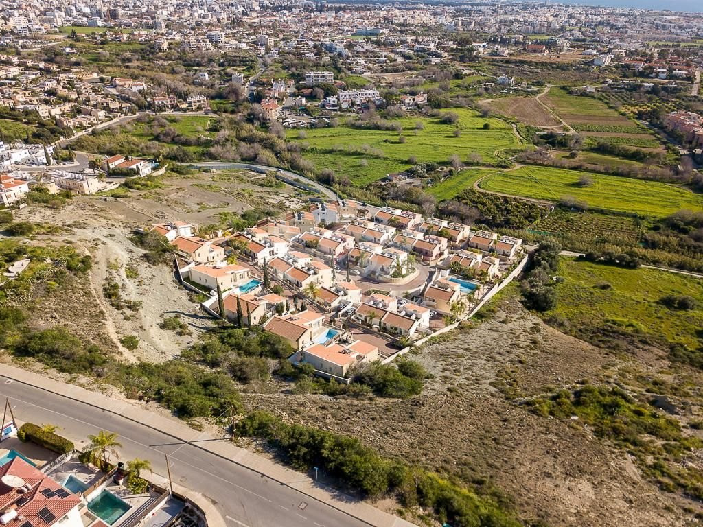 Spacious two Bedroom Apartment with Yard and Parking in Chloraka, Paphos for sale