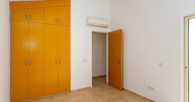 Spacious two Bedroom Apartment with Yard and Parking in Chloraka, Paphos for sale