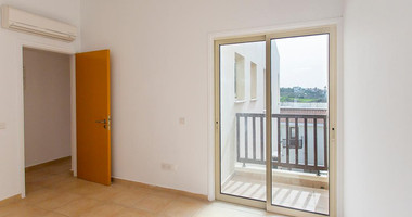 Spacious two Bedroom Apartment with Yard and Parking in Chloraka, Paphos for sale