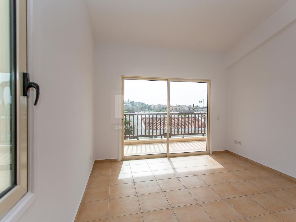 Spacious two Bedroom Apartment with Yard and Parking in Chloraka, Paphos for sale